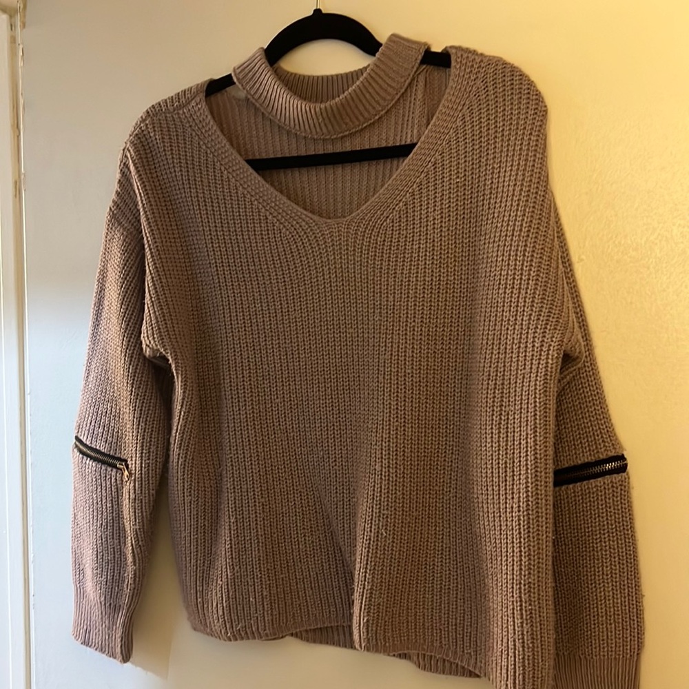 Knitted sweater with zippers and choker neck